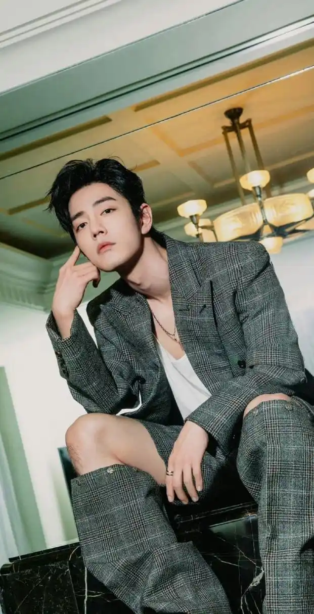 男神肖战穿着牛仔裤痞帅痞帅的,就是腿毛有点多.