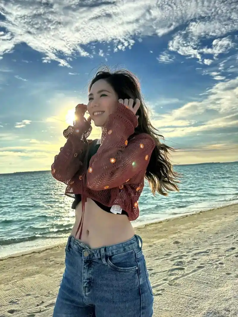 除了令人惊叹的颜值之外,邓紫棋的小蛮腰更是让人赞叹不已,尽显好身材