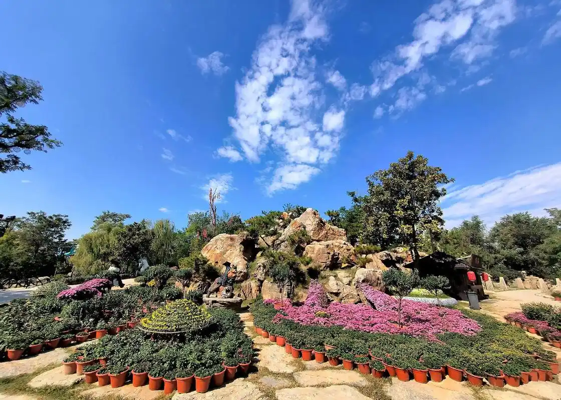 湛蓝天空下的大宋武侠城