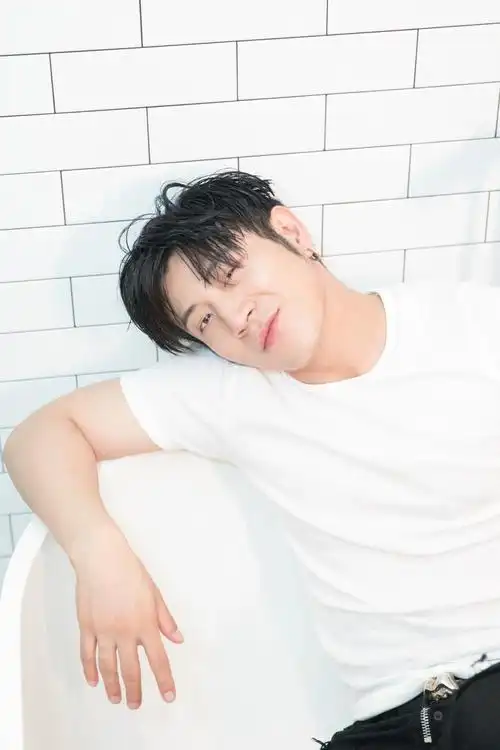 高晓攀纯白写真曝光湿发白衣慵懒十足