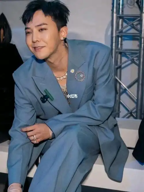 重新翻回2020蓝色西装的权志龙