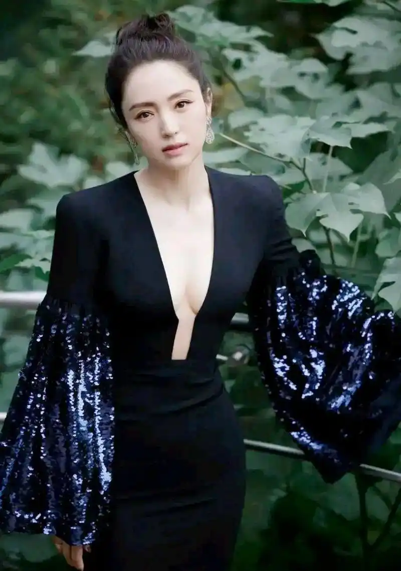 董璇性感深v礼服长裙,丰满迷人事业线,美艳动人.