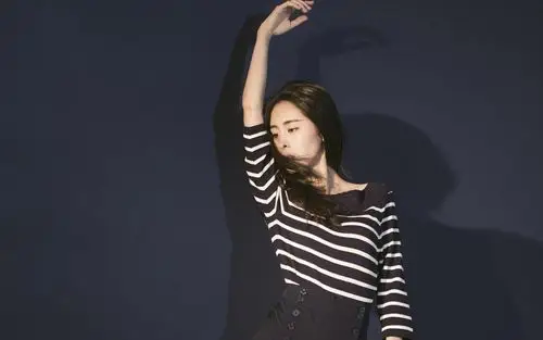 张碧晨优雅迷人时尚杂志写真桌面壁纸高清大图预览1920×1200_大陆