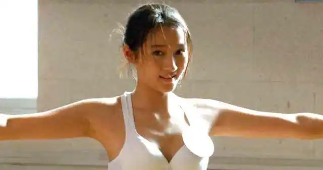 关晓彤的服装搭配和林志玲代言内衣广告时的穿衣搭配有着很大的差别