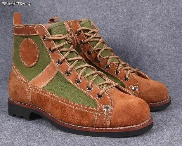 为空降兵部队设计出了55式伞兵作战靴,但为了减轻重量,靴子主体并不