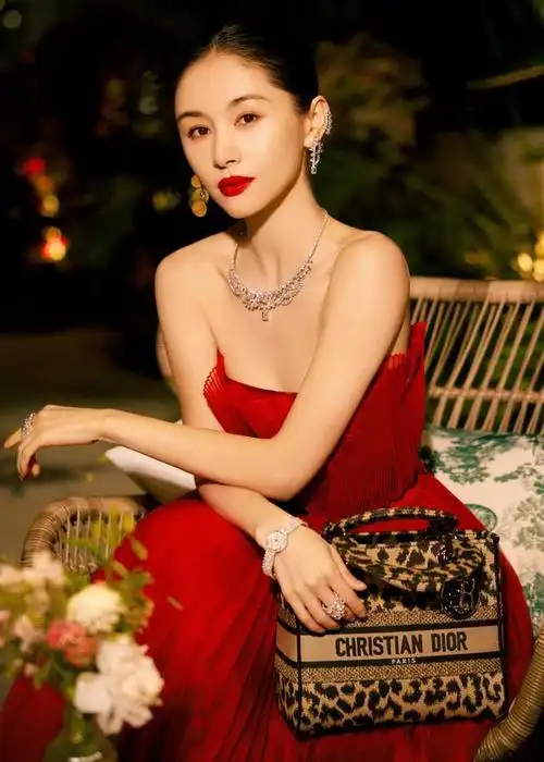 王子文红色抹胸长裙,美得明艳大气