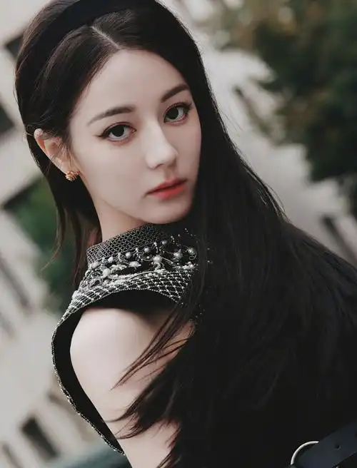 迪丽热巴美妆穿搭组图