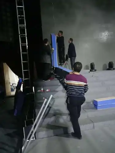 栏目暂定本周五开始录制,工人们正在辛苦的搭建我们的演播厅大舞台