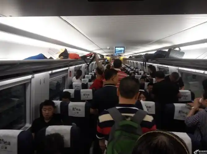 成贵铁路成宜段动车首发 宜宾进入"高铁时代"