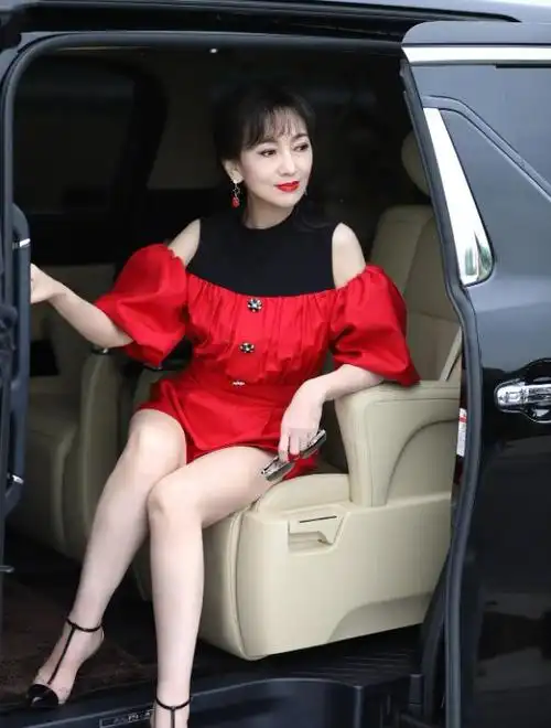 赵雅芝70岁上热搜,近照曝光引发网友热议:靠化妆还是天生丽质