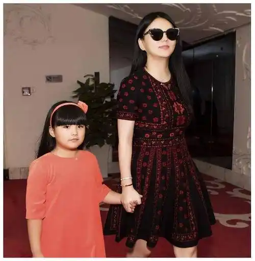 黄多多搭王一博演戏,那英签汪峰女儿,王诗龄拍写真_父母_年龄_儿子