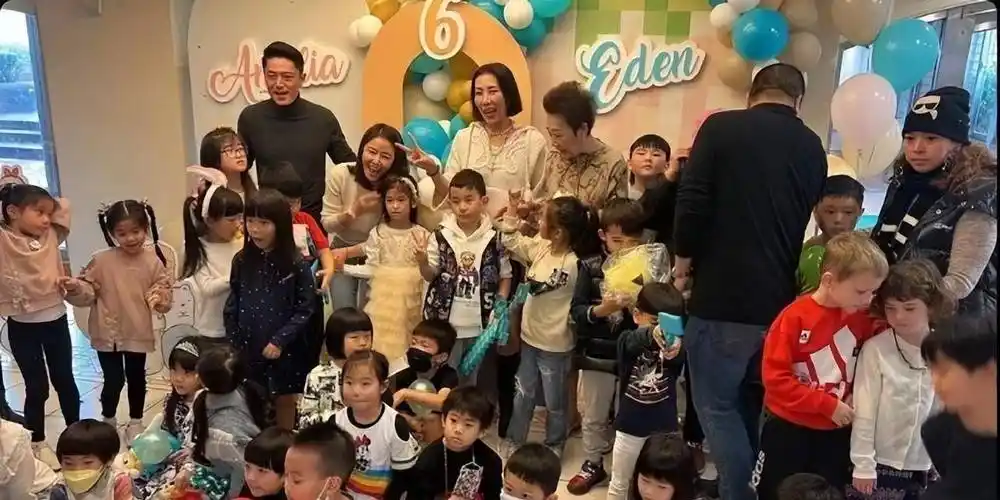 一家三口合照曝光,林心如行头上百万,女儿造型廉价,霍建华被嘲