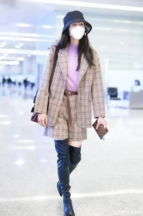 韩雪穿上一套新式套装,配上短裤和高统靴,双腿变长