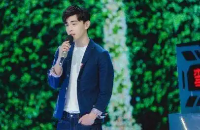 董又霖主持能力遭质疑,与邓伦握手却没采访?邓伦的反应亮了