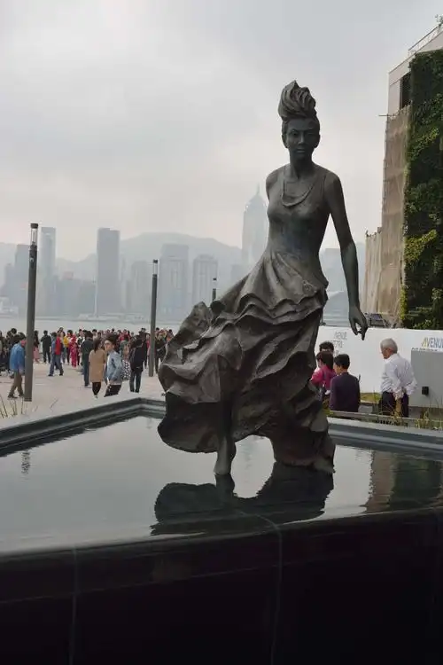 星光大道上的梅艳芳塑像.