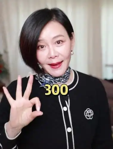 57岁骆达华住双层豪宅,老婆带上千丝巾好贵气,零花钱数目曝光!