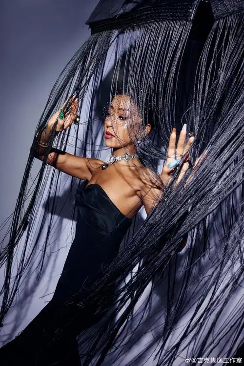 吉克隽逸超话#summermomoko#明晚22:00浙江卫视#天赐的声音#全黑酷感