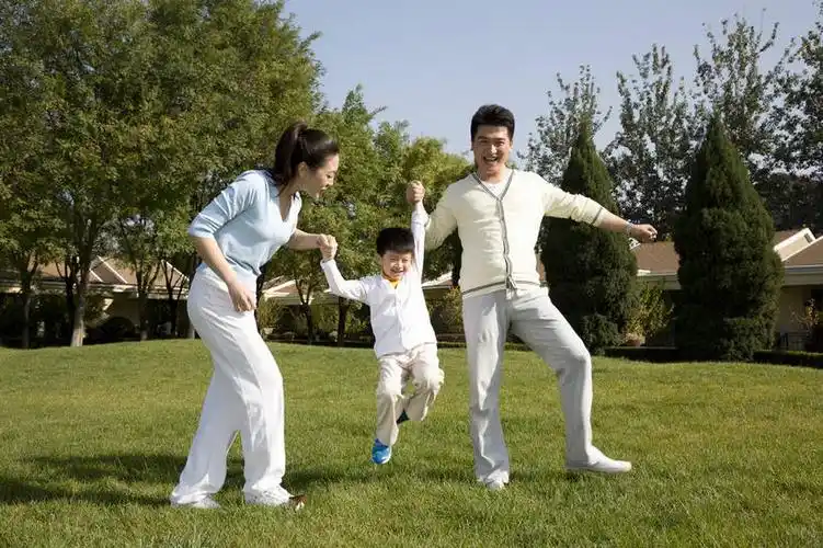 一家三口在花园里玩耍