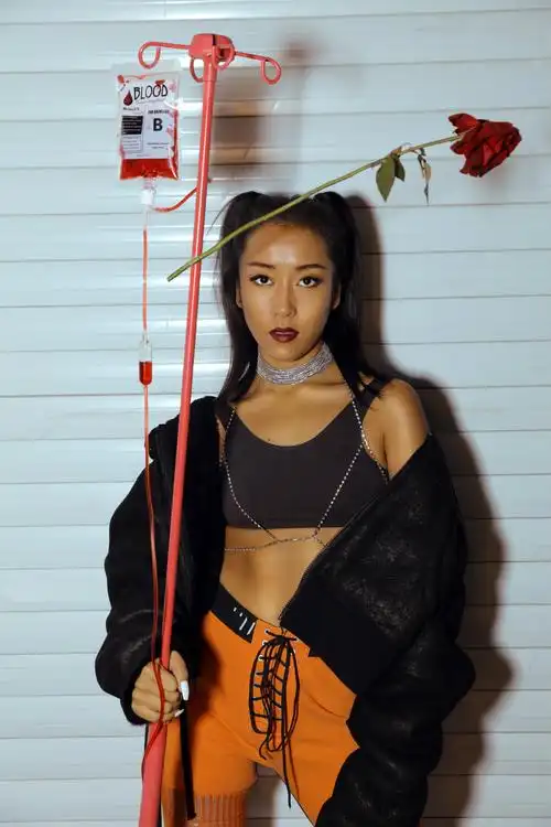 吉克隽逸"打吊瓶"出席时尚活动大秀腹肌_凤凰网娱乐_凤凰网