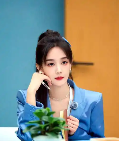 李一桐新造型《女子推理社》,身穿蓝色西装裙,非常漂亮又时尚!