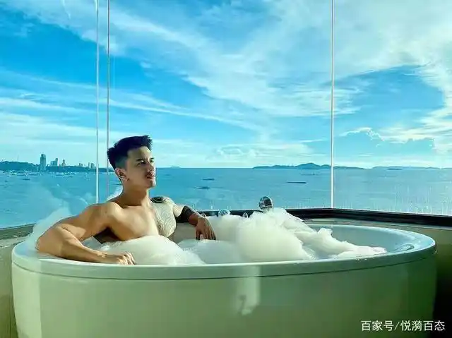 壮壮的肌肉男,满屏的荷尔蒙气息,身材尽显爆棚男友力