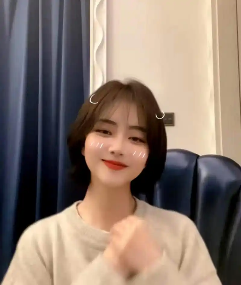 谭松韵真的非常适合这款齐刘海短发,让她看起来更加青春动人,古灵精怪