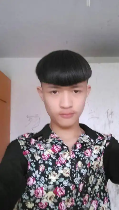 有图 2回答 大圆脸适合中分梨花发型吗 1回答 个子高大,脸大的男生