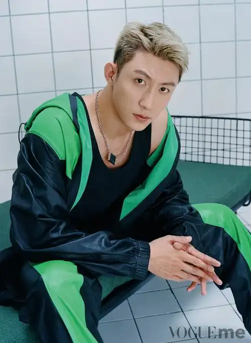 搜狐娱乐讯 7月26日,黄景瑜夏日泳池大片曝光,时尚感扑面而来,清爽