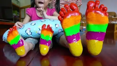 小萝莉用颜料涂画脚丫-少儿-高清完整正版视频在线观看-优酷