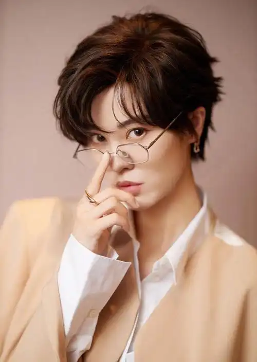 而假小子的标志性特征之一就是那一头利落的短发,这种发型不仅展现出