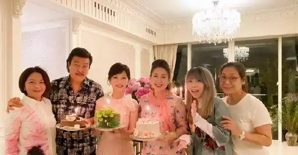 虽然人比花娇,可赵雅芝的这组照片却闹出了笑话,其实这并不是赵雅芝的