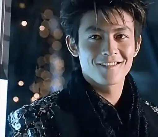 这类变装boy都有谜一样的自信,总觉得自己歪嘴笑的时候是陈冠希.