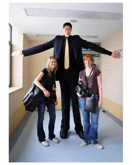 比姚明高16厘米,中国第一巨人身高2米42,结婚19年仍无孩