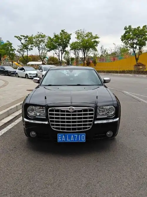 喜欢那个时候的美式大轿车,不说开着如何,看上去就