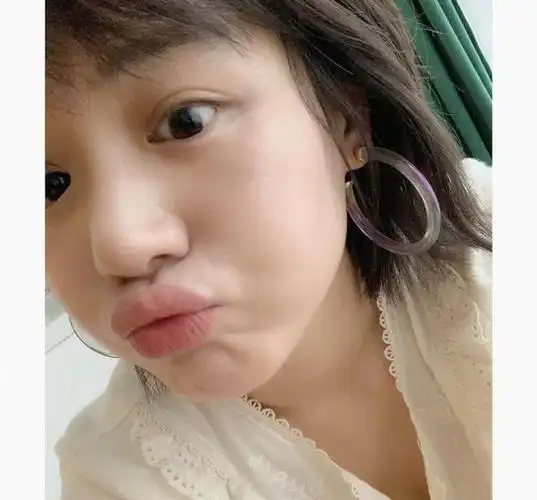 马思纯素颜照曝光28岁演18岁少女五官一点没变