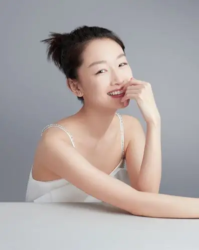 周冬雨白皙养眼代言写真图片12