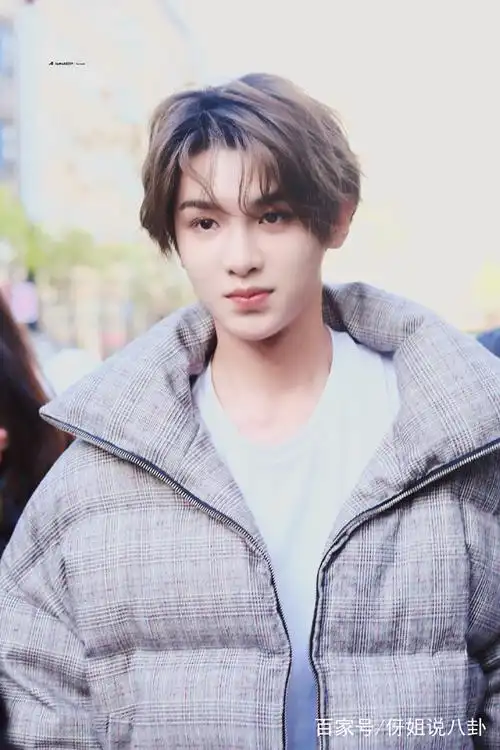 10月24日,justin黄明昊韩国上班路透照