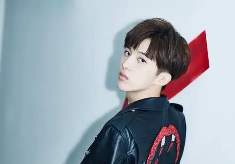 弄成自然内扣的偏分头发型,专属于校园男生的黑色三七分短烫发发型