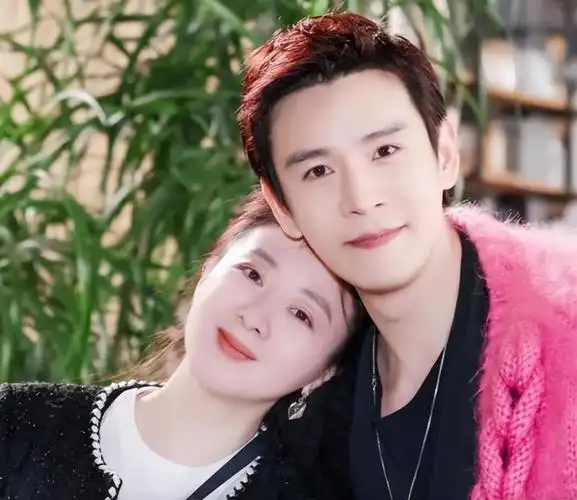 小李琳和经超结婚后为老公生下了一个可爱的女儿,她也时不时地就会