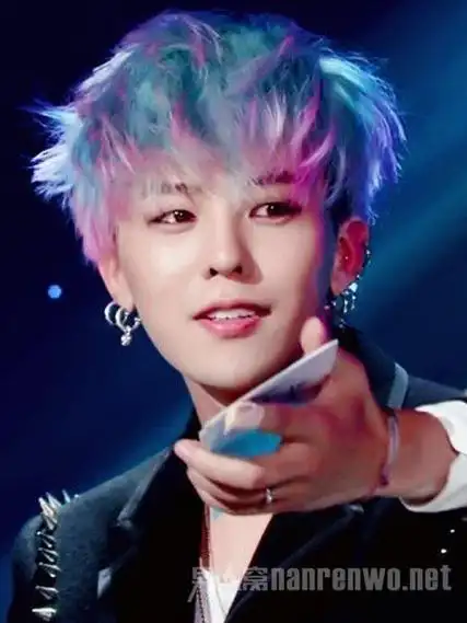 权志龙呐 为什么你染任何发色都那么好看