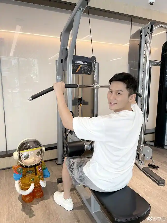 李晨常年坚持健身,手臂肌肉线条明显,坦言主要靠3点维持身材