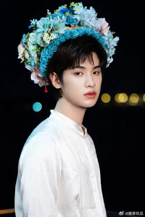 黄明昊簪花撑伞神图##黄明昊穿马面裙