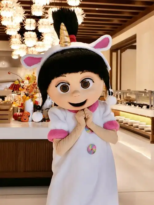 ▼艾格尼丝过来和我们互动,还看上了我们的甜品.