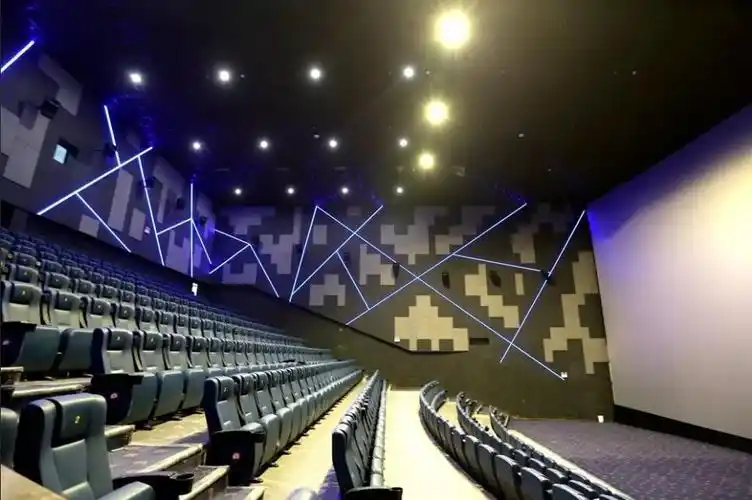 vip厅高端vip头等舱采用电动皮质沙发,可躺着观影,排与排之间的间隙