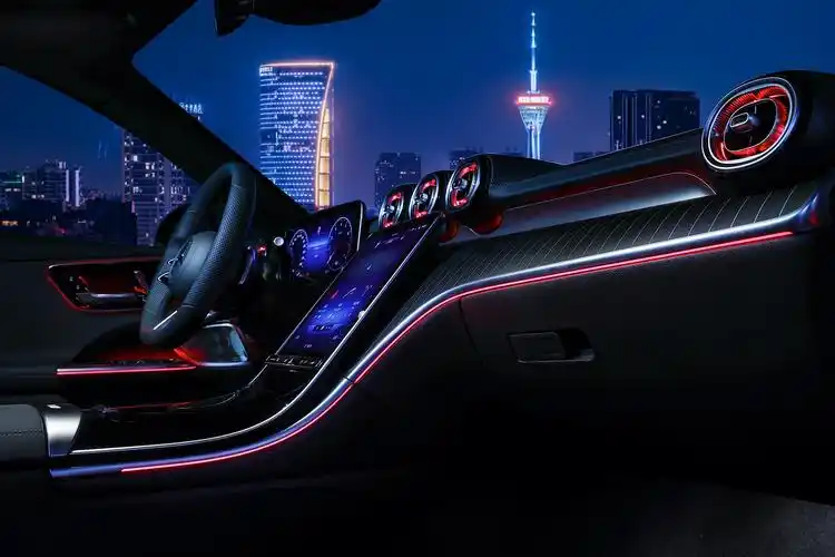 奔驰c级车内,一副"小s级"同款内饰设计让人爱不释手,无论是科技氛围