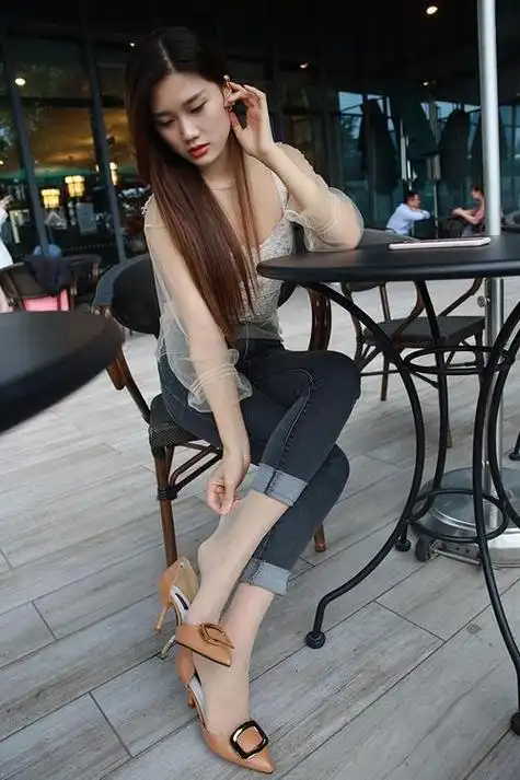 为什么女孩子都喜欢在裤子里面穿丝袜?