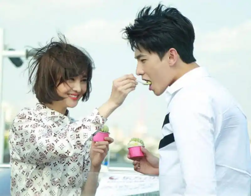 郑爽和马天宇合影,马天宇比着剪刀手,郑爽则是一脸甜笑的趴在他的肩膀