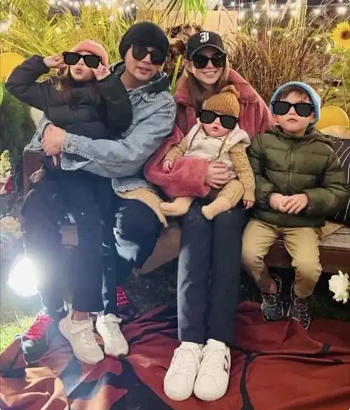 昆凌春节罕晒全家福三儿女齐露正脸惹关注嘴巴都遗传周杰伦