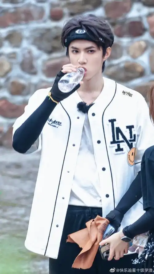 刘耀文衣服上好多笑脸