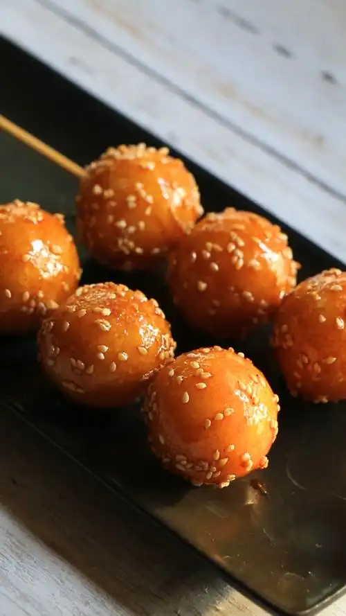 油炸糖麻圆.是一种风味小吃,色泽金黄.外皮焦酥